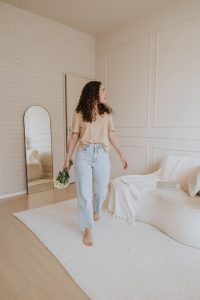 Calça barrel valoriza quais corpos? Descubra o caimento ideal