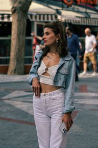 Jaqueta cropped combina com quê? Guia completo para criar looks modernos