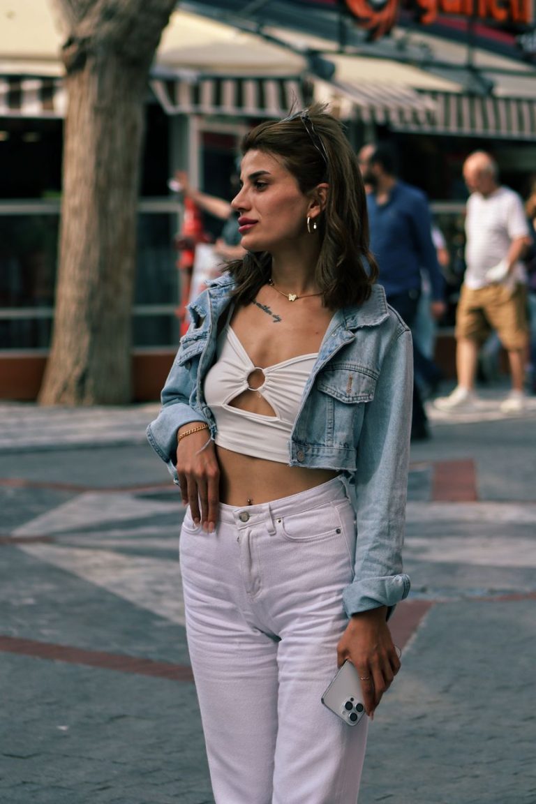 Jaqueta cropped combina com quê? Guia completo para criar looks modernos