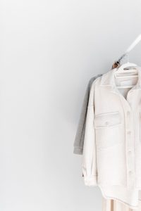 Minimalismo quente: conheça o estilo que une simplicidade e aconchego
