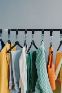 O que torna um look contemporâneo? Guia para criar combinações atuais