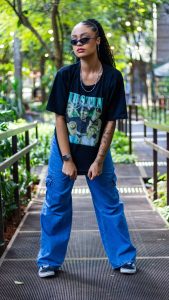 Peças utilitárias deixam looks mais interessantes: veja como usar essa tendência