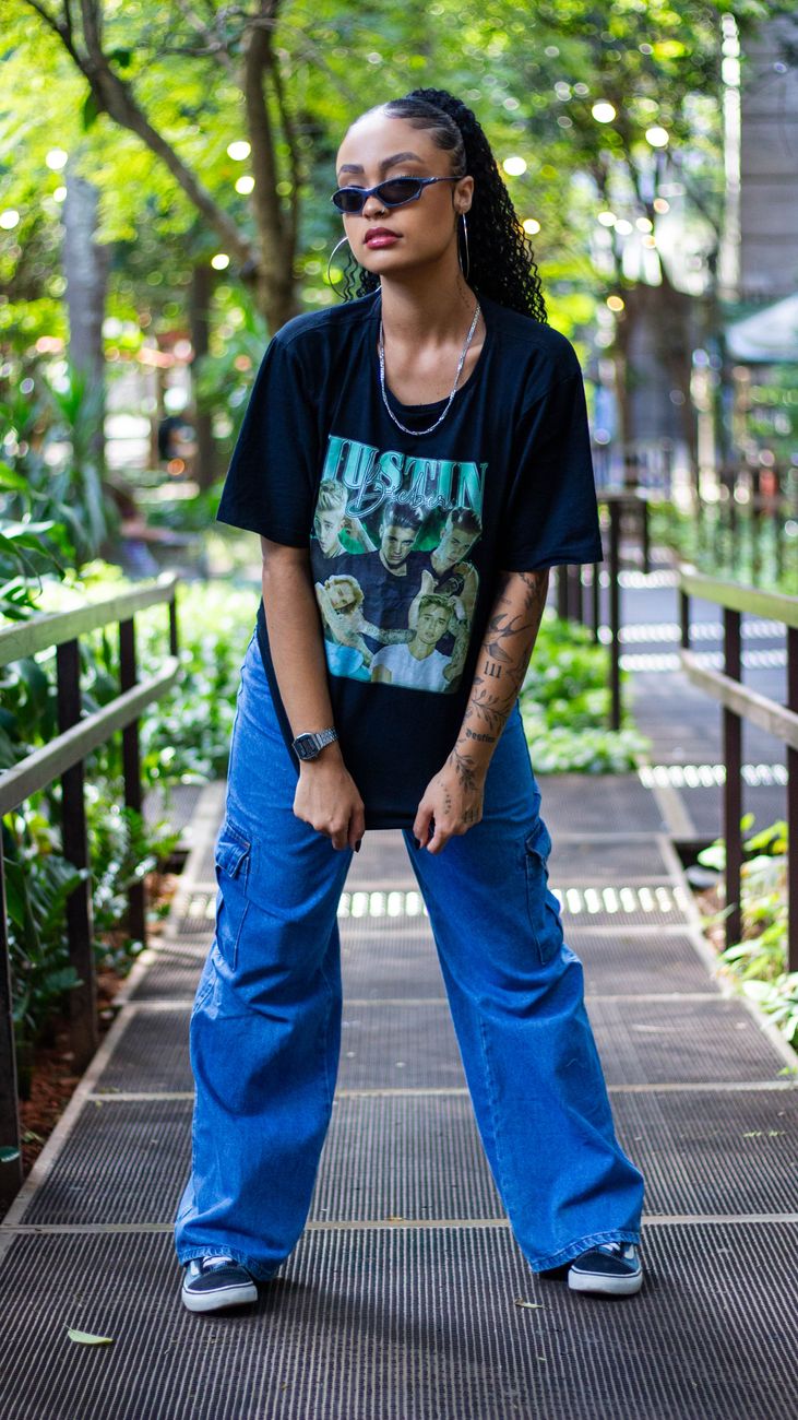 Peças utilitárias deixam looks mais interessantes: veja como usar essa tendência